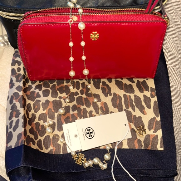 NWT TORY BURCH RED PATENT EMERSON WRISTLET ZIP CONTINENTAL LEATHER CLUTCH WALLET - Picture 2 of 6